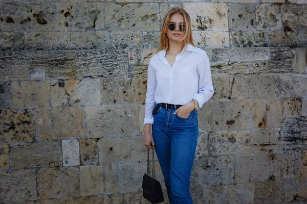 Zonnige Levensstijl Modeportret Van Een Jonge Stijlvolle Hipster Vrouw Wandelen — Stockfoto