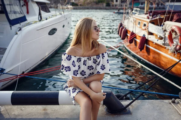 Schöne Modische Mädchen Teenager Fuß Entlang Der Seepromenade Pier Mit — Stockfoto