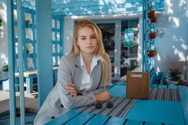 Retrato Moda Estilo Vida Soleado Una Joven Mujer Hipster Elegante — Foto de Stock