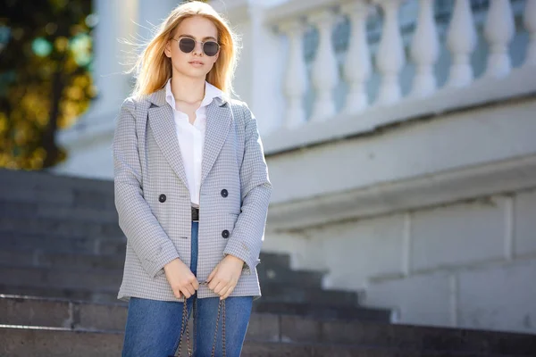 Zonnige Levensstijl Modeportret Van Een Jonge Stijlvolle Hipster Vrouw Wandelen — Stockfoto