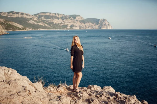 Frau Schwarzem Kleid Steht Über Dem Sommerlichen Meer Auf Einer — Stockfoto