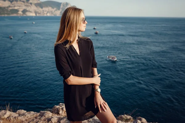 Frau Schwarzem Kleid Steht Über Dem Sommerlichen Meer Auf Einer — Stockfoto