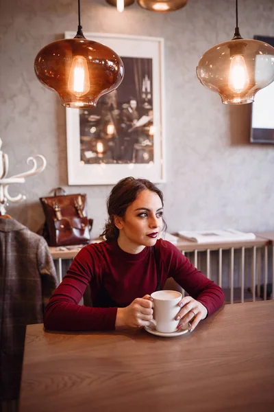 女人的画像在咖啡店的古色古香色调中绽放 年轻迷人的女自由职业者在思考新的想法 — 图库照片