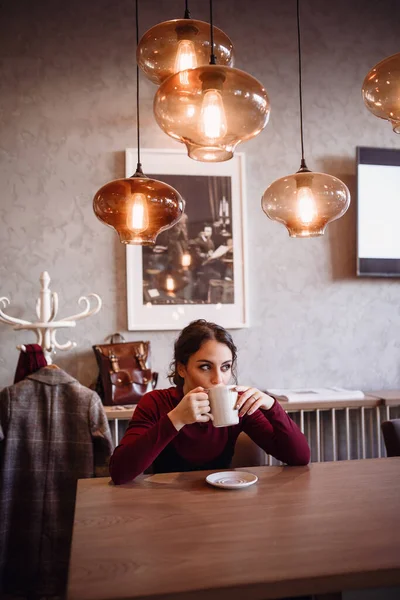 Portret Van Een Lachende Vrouw Café Vintage Kleur Toon Jong — Stockfoto