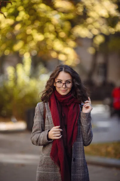 Fashion Outdoor Foto Van Sensuele Vrouw Met Donker Haar Elegante — Stockfoto