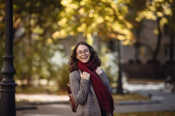 Fashion Outdoor Foto Van Sensuele Vrouw Met Donker Haar Elegante — Stockfoto