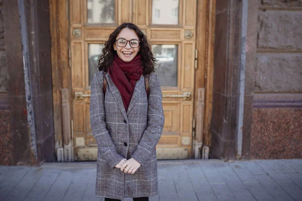 Retrato Otoño Aire Libre Joven Chica Rizada Sonriente Feliz Moda — Foto de Stock