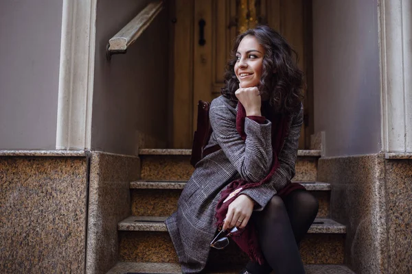 Retrato Otoño Aire Libre Joven Chica Rizada Sonriente Feliz Moda — Foto de Stock