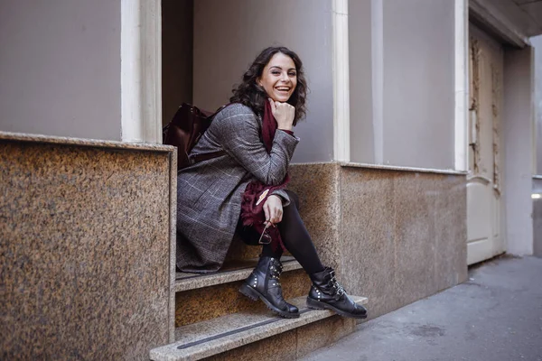 Retrato Otoño Aire Libre Joven Chica Rizada Sonriente Feliz Moda — Foto de Stock