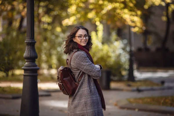 Fashion Outdoor Foto Van Sensuele Vrouw Met Donker Haar Elegante — Stockfoto