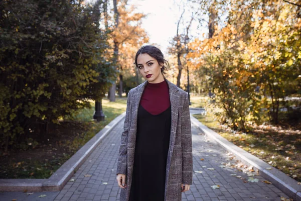 Retrato Estilo Vida Aire Libre Una Hermosa Mujer Joven Caminando — Foto de Stock