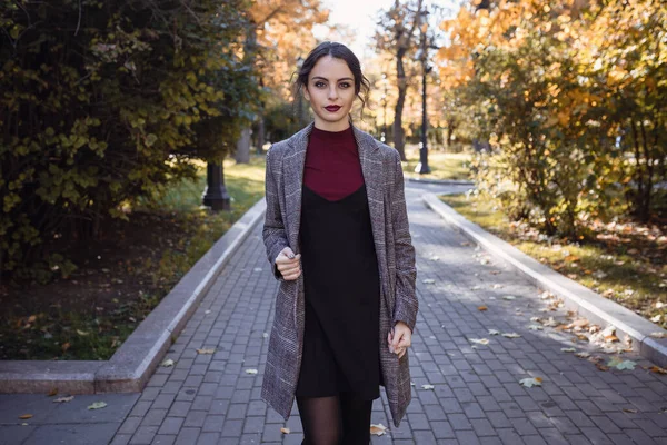 Retrato Estilo Vida Aire Libre Una Hermosa Mujer Joven Caminando — Foto de Stock