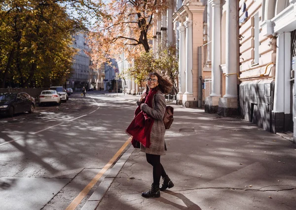 아름다운 소녀의 도시의 따뜻하고 옥외에서 — 스톡 사진