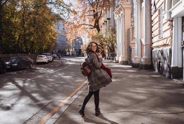 Portret Pięknej Brunetki Idącej Ulicą Uśmiech Miejska Scowość Ciepła Słoneczna — Zdjęcie stockowe