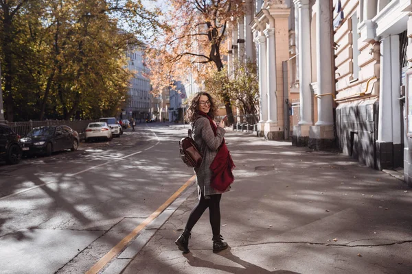 Sokakta Yürüyen Güzel Esmer Kızın Portresi Gülümsüyor Şehir Manzarası Sıcak — Stok fotoğraf