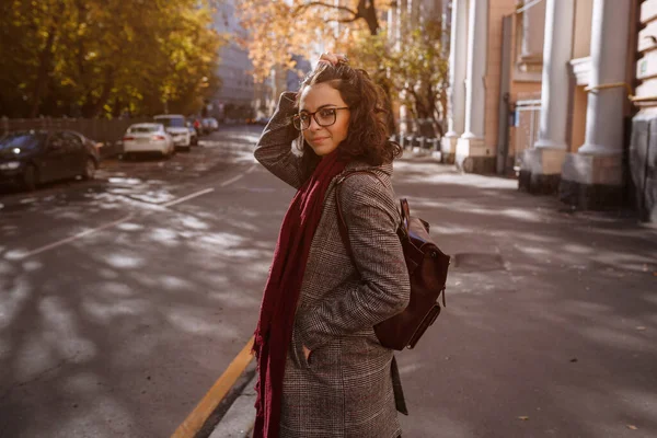 Porträtt Vacker Brunett Flicka Går Ner Gatan Ett Leende Stadsscenen — Stockfoto