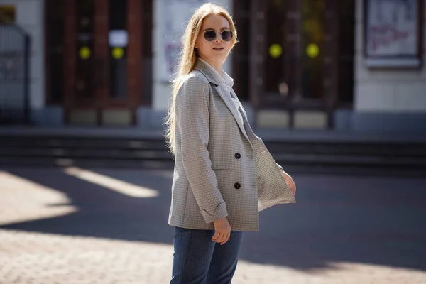 Solig Livsstil Mode Porträtt Ung Snygg Hipster Kvinna Promenader Staden — Stockfoto