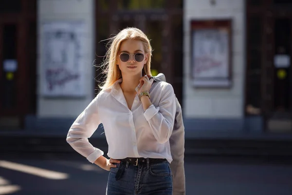 Zonnige Levensstijl Modeportret Van Een Jonge Stijlvolle Hipster Vrouw Wandelen — Stockfoto