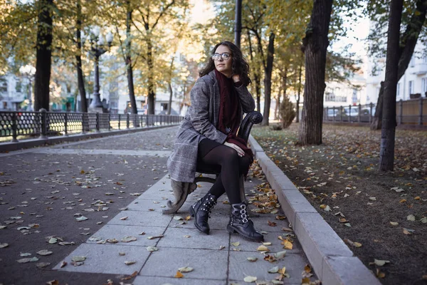 Outdoor Herfstportret Van Jong Modieus Vrolijk Lachend Krullend Meisje Met — Stockfoto