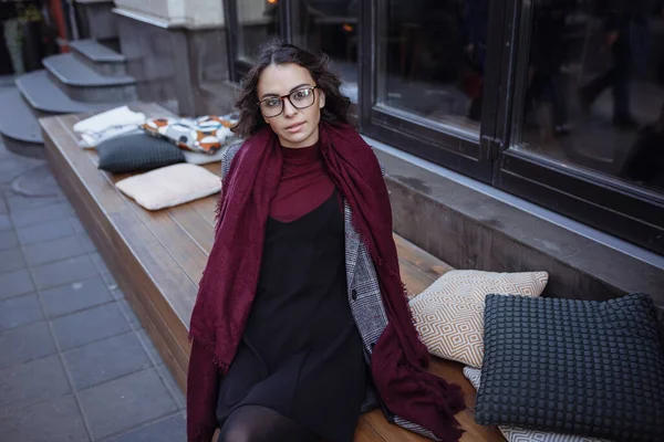 Utomhus Höst Porträtt Unga Fashionabla Glada Leende Lockigt Flicka Bär — Stockfoto