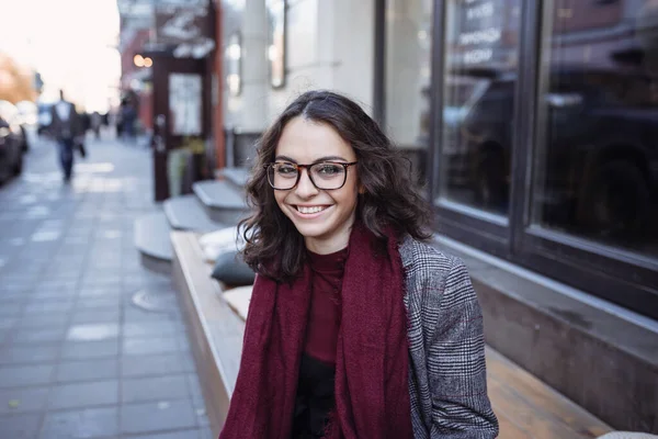 Retrato Otoño Aire Libre Joven Chica Rizada Sonriente Feliz Moda — Foto de Stock