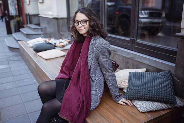 Portrait Automne Plein Air Jeune Fille Bouclée Souriante Heureuse Mode — Photo