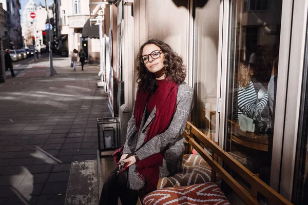 코트를 가방을 도시의 거리에 유행에 곱슬머리 소녀의 텍스트를 — 스톡 사진