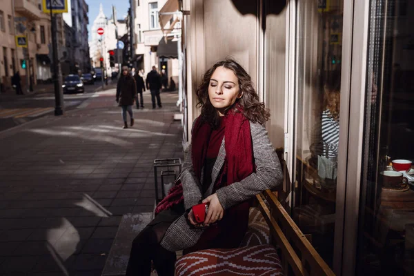 코트를 가방을 도시의 거리에 유행에 곱슬머리 소녀의 텍스트를 — 스톡 사진