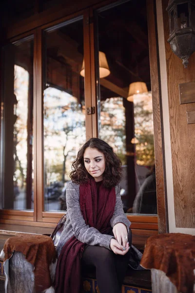 Portrait Automne Plein Air Jeune Fille Bouclée Souriante Heureuse Mode — Photo