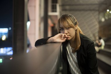 Ağız ve elinin arkası..