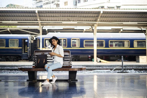 Gedanken an die Reise auf der Bank. — Stockfoto