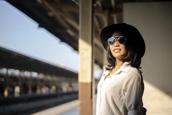 Frau mit schwarzem Hut am Bahnsteig. — Stockfoto