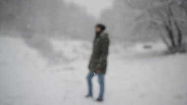 Kar yağışı, adam doğada kış