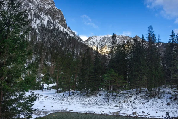 Lago verde (Gruner ver) no dia ensolarado de inverno. Destino turístico famoso para caminhadas e trekking na região da Estíria, Áustria — Fotografia de Stock