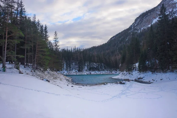 Lago verde (Gruner ver) no dia ensolarado de inverno. Destino turístico famoso para caminhadas e trekking na região da Estíria, Áustria — Fotografia de Stock
