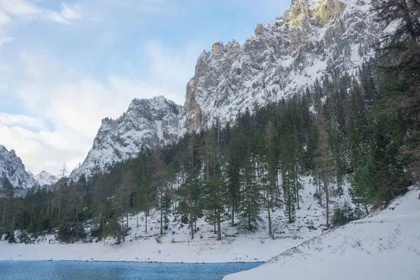 Zelené jezero (Gruner viz) ve slunečném zimním dni. Slavná turistická destinace pro pěší a pěší turistiku ve Štýrsku, Rakousko — Stock fotografie