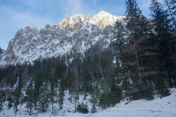 Winterlandschap met bergen en bomen in de buurt van Green Lake (Gruner see) in zonnige dag. Beroemde toeristische bestemming om te wandelen en wandelen in Stiermarken, Oostenrijk — Stockfoto