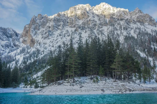 Lago verde (ver Gruner) en el soleado día de invierno. Famoso destino turístico para caminar y trekking en la región de Estiria, Austria — Foto de Stock