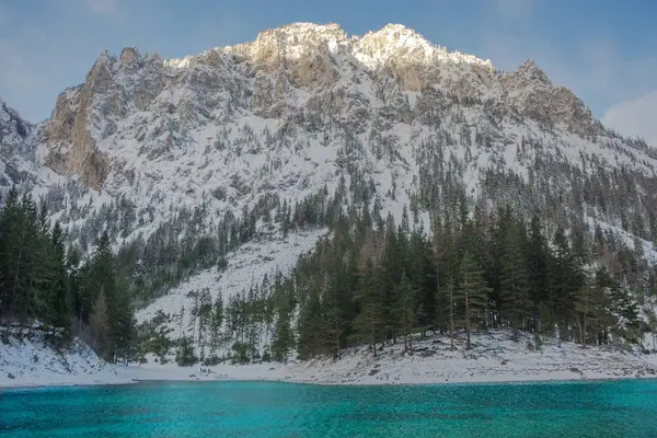 Lago verde (ver Gruner) en el soleado día de invierno. Famoso destino turístico para caminar y trekking en la región de Estiria, Austria — Foto de Stock