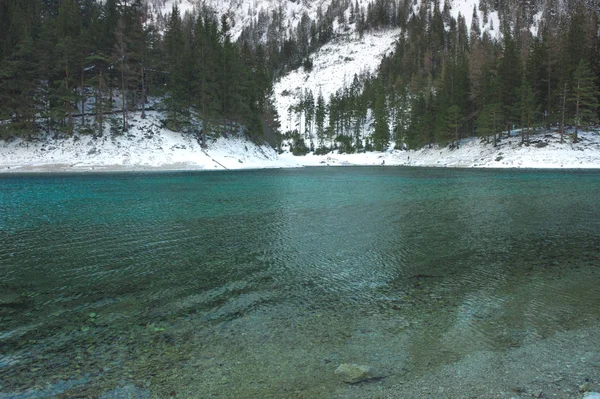 Lago verde (Gruner ver) no dia ensolarado de inverno. Destino turístico famoso para caminhadas e trekking na região da Estíria, Áustria — Fotografia de Stock