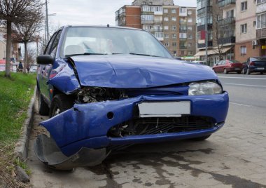 Yol kenarına park edilen araba kazasından sonra hasar görmüş.