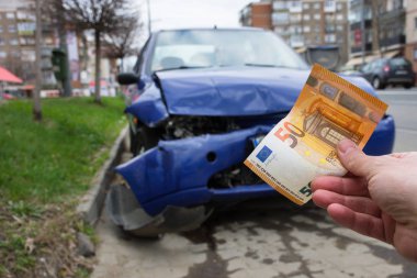 Yol kenarına park edilmiş araba kazasından sonra hasar görmüş. Araba sigortası konsepti, araba sigortası maliyeti ya da araba sigortası eksikliği pahalıdır. Seçici odak.
