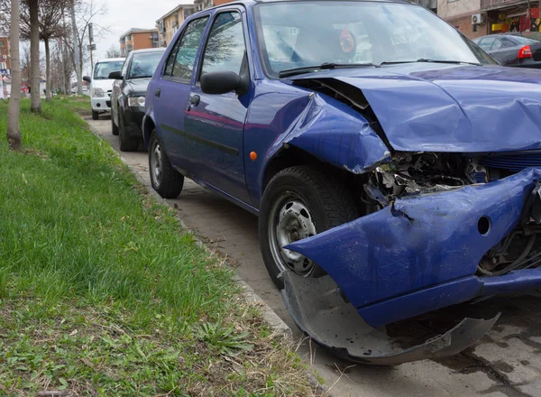 Vehículo dañado después de un accidente de coche estacionado en la carretera —  Fotos de Stock