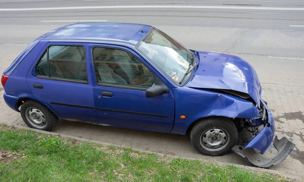 Vehículo dañado después de un accidente de coche estacionado en la carretera —  Fotos de Stock