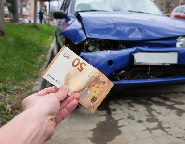 Vehículo dañado después de un accidente de coche estacionado en la carretera. Concepto de seguro de automóvil: el costo del seguro de automóvil o la falta de seguro de automóvil es caro. Enfoque selectivo . —  Fotos de Stock