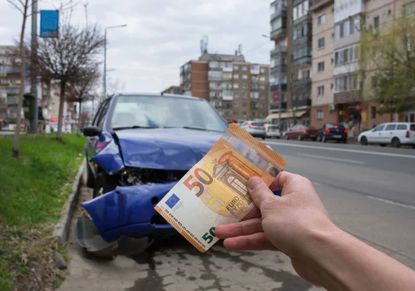 Vehículo dañado después de un accidente de coche estacionado en la carretera. Concepto de seguro de automóvil: el costo del seguro de automóvil o la falta de seguro de automóvil es caro. Enfoque selectivo . —  Fotos de Stock