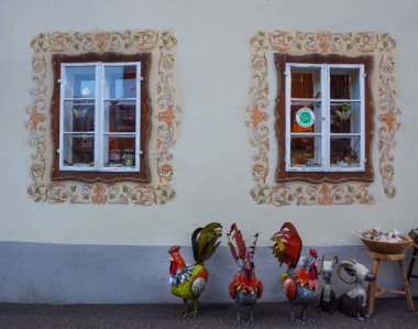 Hallstatt / Avusturya - 26 Aralık 2019: Hallstatt 'teki yerel bir hediyelik eşya dükkanının güzel boyalı pencereleri, büyüleyici geleneksel bir köy ve Avusturya' nın Salzkammergut bölgesinde ünlü bir turistik eğlence merkezi