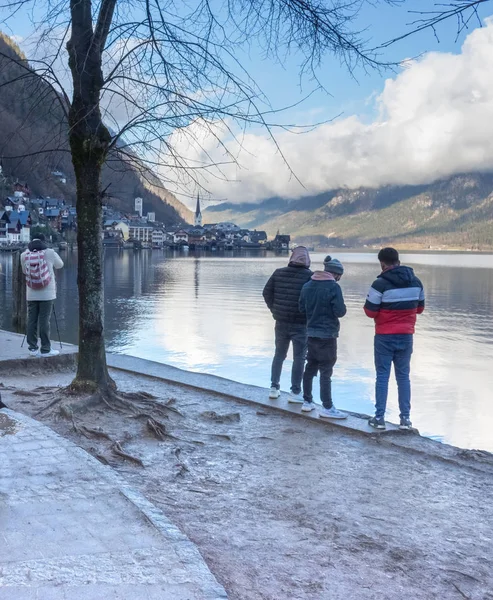 Hallstatt / Áustria - 26 de dezembro de 2019: Turistas fazendo fotos em Hallstatt, uma encantadora aldeia tradicional e uma famosa atração turística na região de Salzkammergut, Áustria — Fotografia de Stock