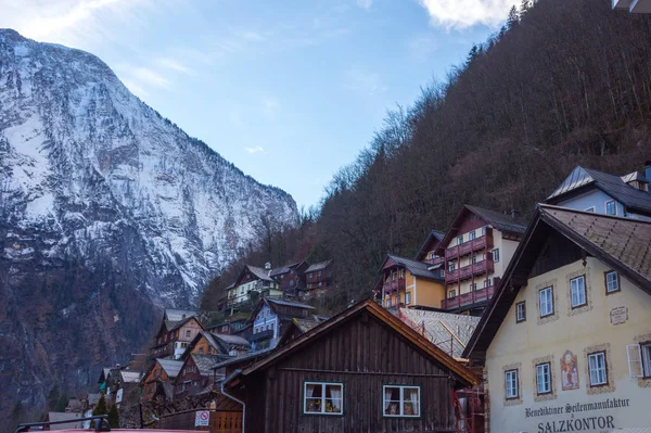 Hallstatt/Austria- December 26, 2019: Colorful little houses on the hill in Hallstatt, a charming traditional village and a famous tourist attraction in Salzkammergut region, Austria — Stock Photo, Image