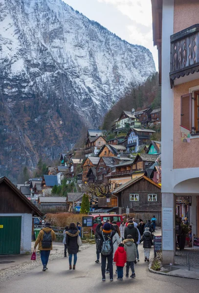 Hallstatt/Austria- December 26, 2019: Colorful little houses on the hill in Hallstatt, a charming traditional village and a famous tourist attraction in Salzkammergut region, Austria — Stock Photo, Image